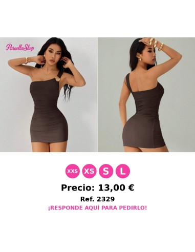 Vestido de un hombro con broche decorativo de color dorado
